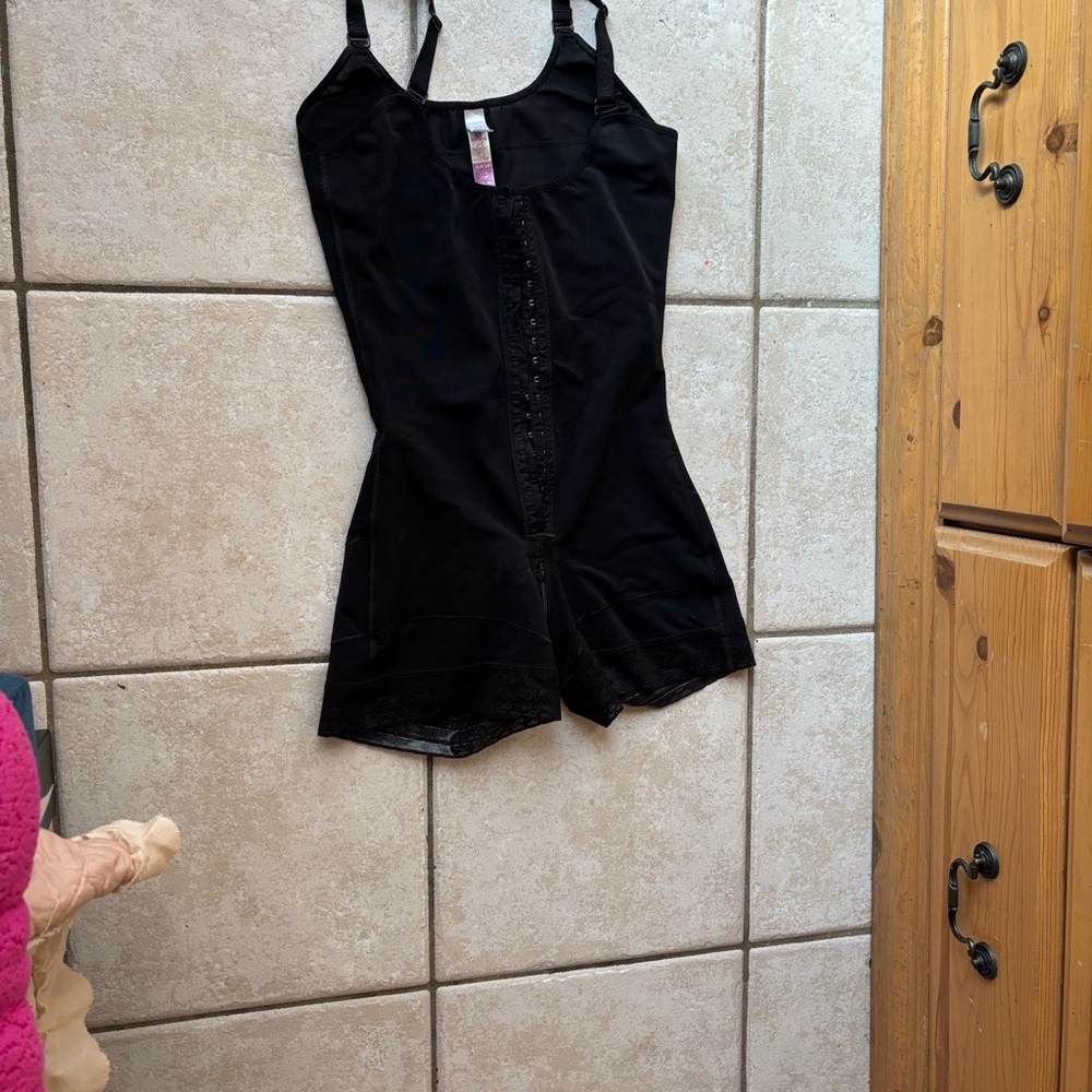 Elegant Black Lace-Trimmed Chemise